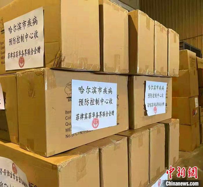 菲律宾菲华各界联合会捐赠10万个外科医用口罩。　王宁 摄